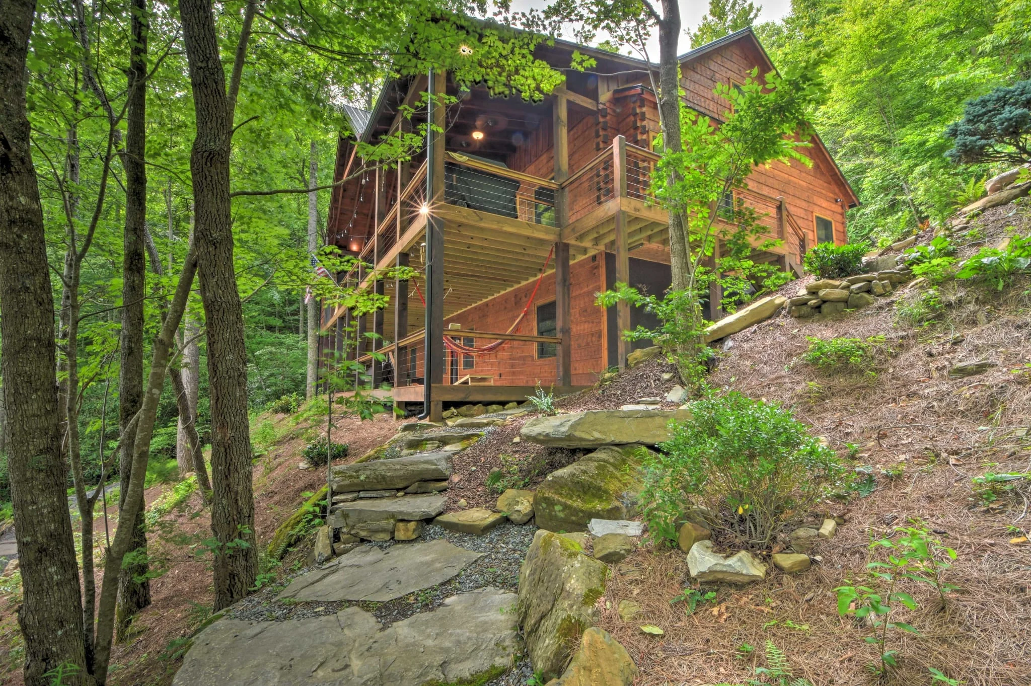 Echo Lodge Back - stayNantahala