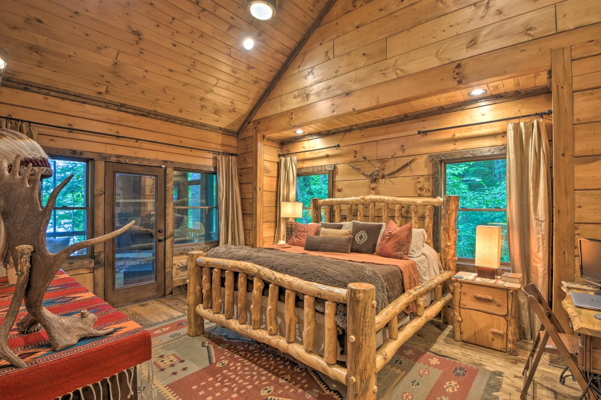 Echo Lodge Master Bedroom - stayNantahala