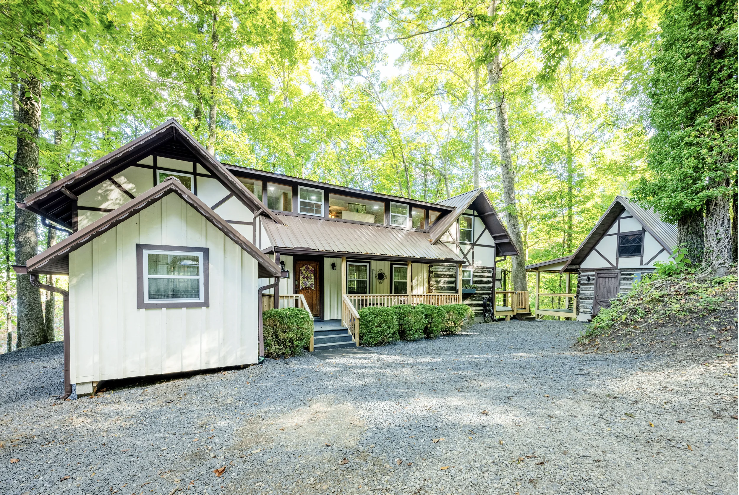 Chestnut Lakeside Lodge Exterior